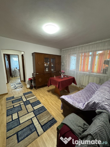 Vand apartament cu 3 camere