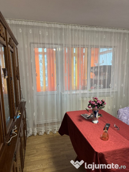 Vand apartament cu 3 camere