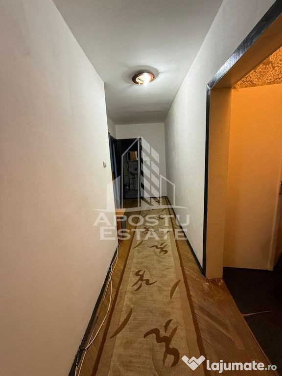 Apartament cu 3 camere | Decomandat | Etaj 2/4 | Centrala...
