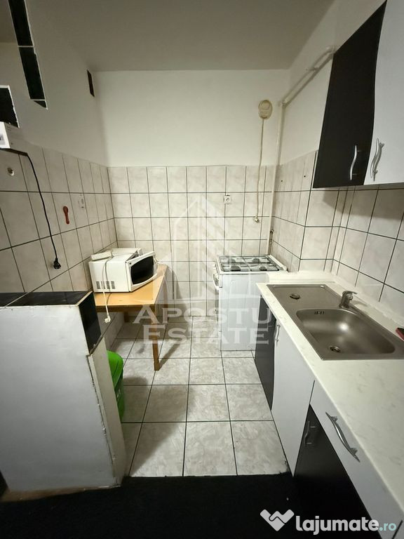 Apartament cu 3 camere | Decomandat | Etaj 2/4 | Centrala...