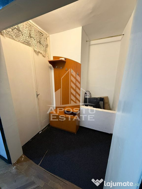 Apartament cu 3 camere | Decomandat | Etaj 2/4 | Centrala...
