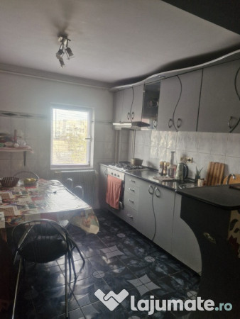 Apartament 3 camere Brosteni - Colegiu 