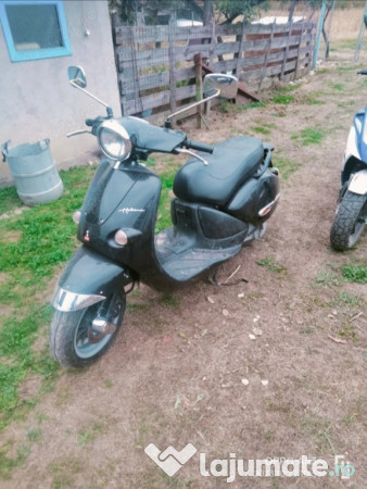 3 Scutere 2t Sunt nepornite de peste 3 ani 