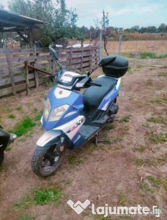 3 Scutere 2t Sunt nepornite de peste 3 ani 