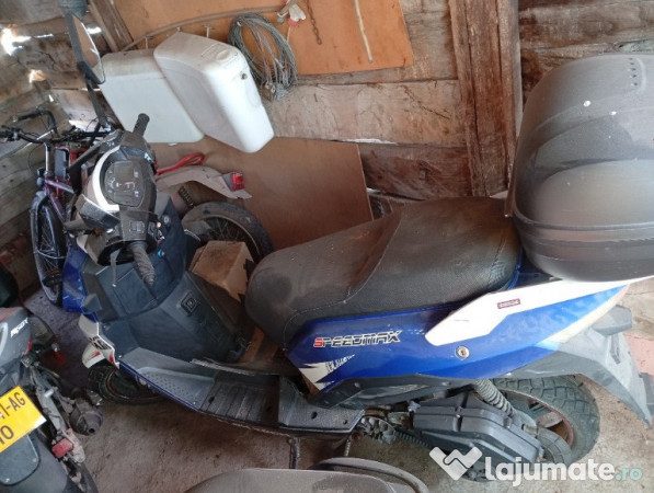 3 Scutere 2t Sunt nepornite de peste 3 ani 