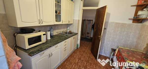 Anda , 2 camere cu centrala gaze , etaj intermediar