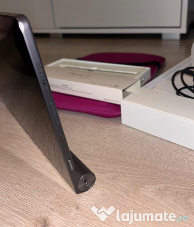 Tableta Yoga Tab 11 cu pen și husa incluse
