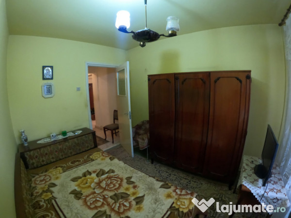 Apartament cu 3 camere la etajul 3/4 decomandat izolat termi 