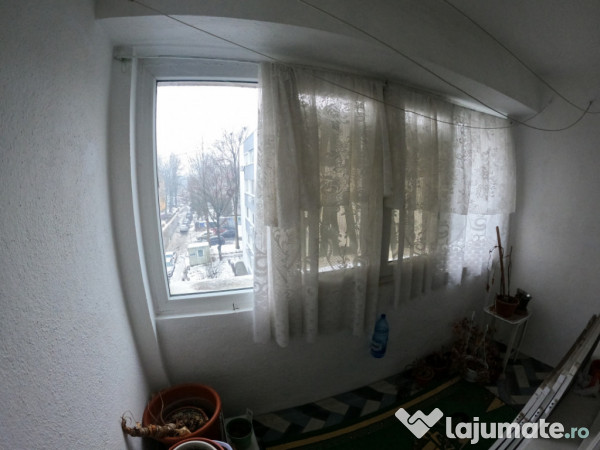 Apartament cu 3 camere la etajul 3/4 decomandat izolat termi 